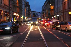 Abendverkehr in der inneren Jahnallee. Foto: Ralf Julke