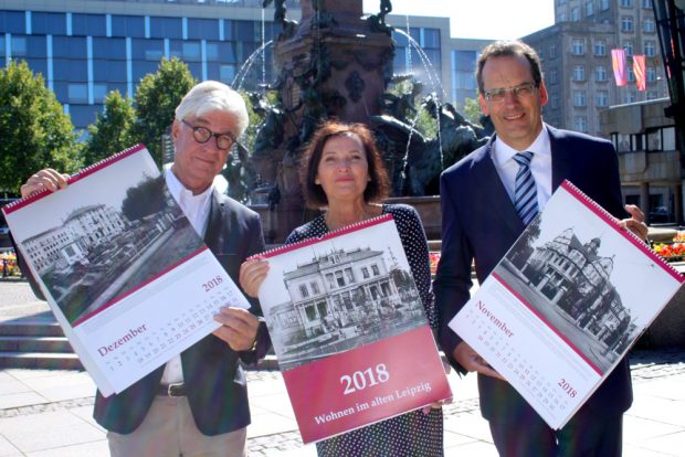Dr. Volker Rodekamp (Direktor des Stadtgeschichtlichen Museums), Marit Schulz (Marketingmanagerin und Prokuristin der LTM GmbH) und Volker Bremer (Geschäftsführer der LTM GmbH) mit dem neuen Kalender. Foto: Ralf Julke