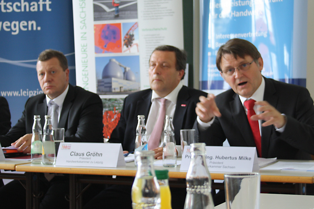 Kristian Kirpal, Claus Gröhn und Hubertus Milke stellen den Aktionsplan vor. Foto: Ralf Julke