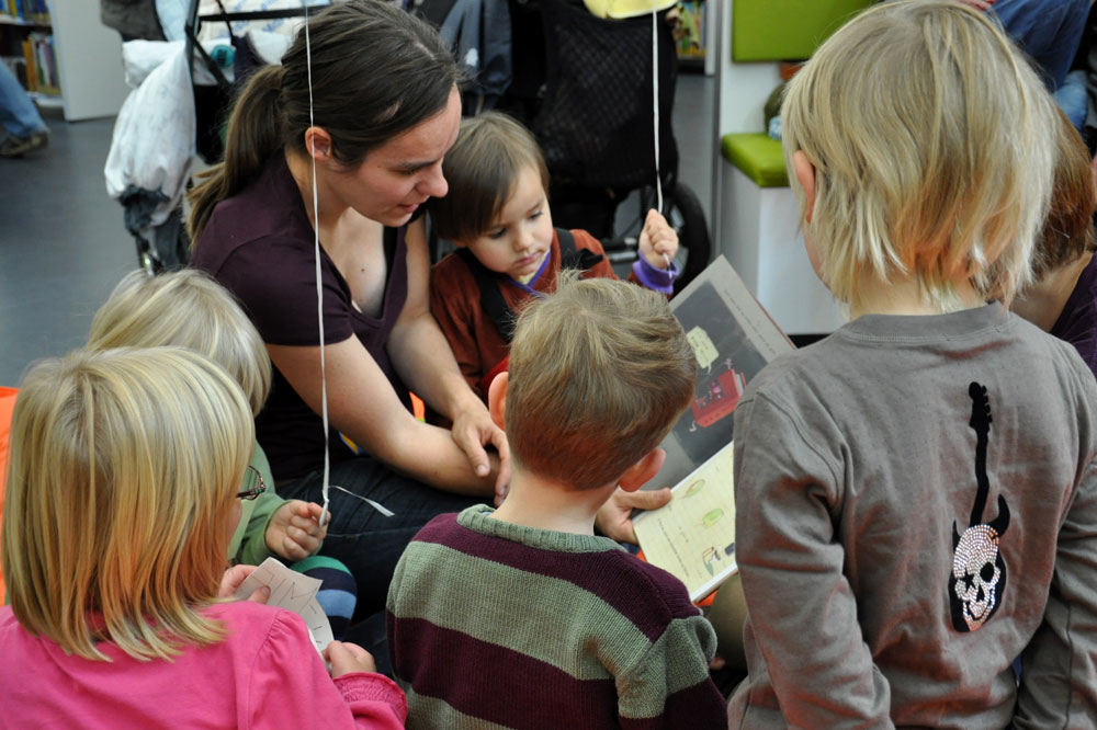LeseLust Leipzig Vorlesepatin liest vor in der Bibliothek in Aktion. Foto: LeseLust Leipzig e. V.