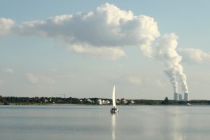 Und hief jetzt ein fettes Kernkraftwerk hin? Kohlekraftwerk Lippendorf im Leipziger Süden. Foto: Ralf Julke