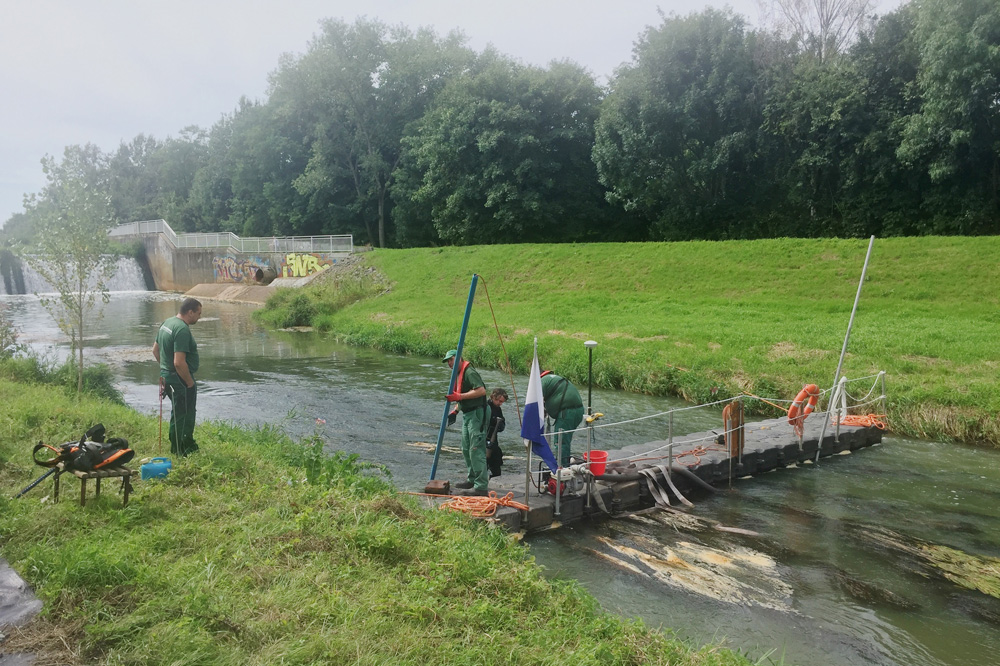 Kampfmittelsuche an der Pleiße. Foto: LMBV