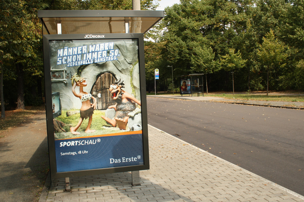 Werbe-Display mit Fersehwerbung. Archivfoto: Ralf Julke
