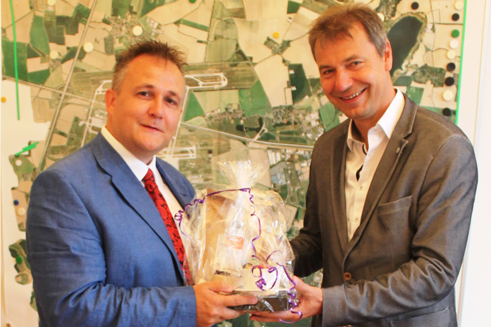 Auf gute Zusammenarbeit: Landrat Kai Emanuel (r.) und der neue Schkeuditzer Oberbürgermeister Rayk Bergner im Rathaus der Flughafenstadt. Foto: Helge Fischer
