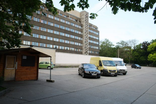 Der Parkplatz hinterm Stasi-Neubau. Foto: Ralf Julke