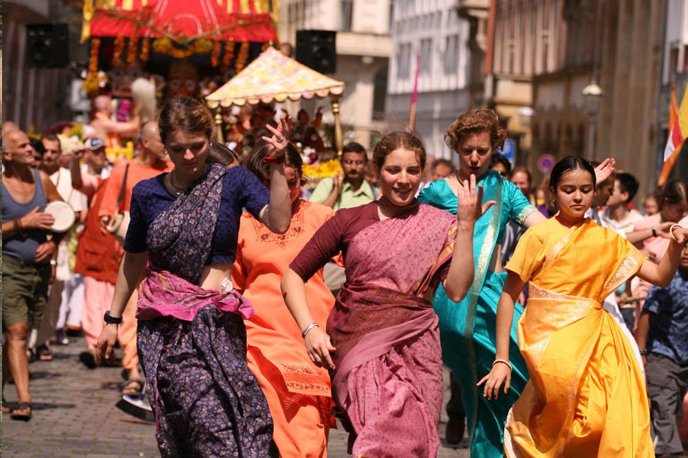 Singen und Tanzen für den Weltfrieden. Foto: Krishna-Tempel Leipzig e.V.