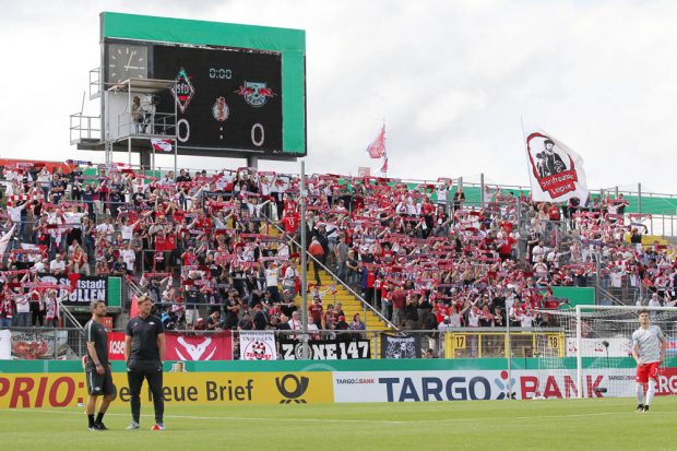 1.000 RBL-Fans reisten mit in die Ostalb-Arena. Foto: GEPA-Pictures 