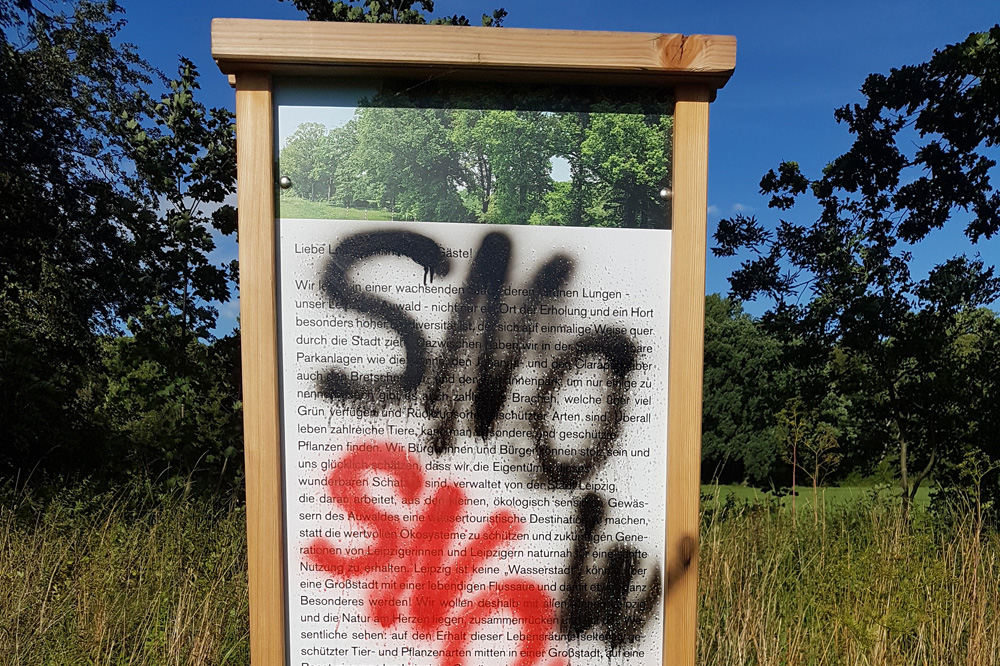 Die beschmierte Tafel auf dem NuKLA-Grundstück. Foto: NuKLA e.V.