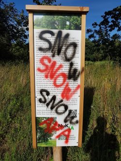 Die beschmierte Tafel am NuKLA-Grundstück in Lützschena. Foto: NuKLA e.V.