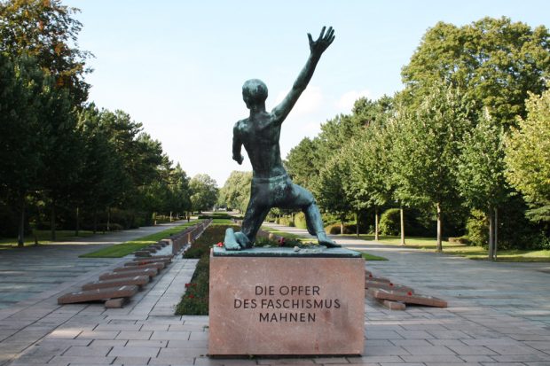 Das Denkmal für die Opfer des Faschismus mit Blick auf den „Ehrenhain“. Foto: Ralf Julke