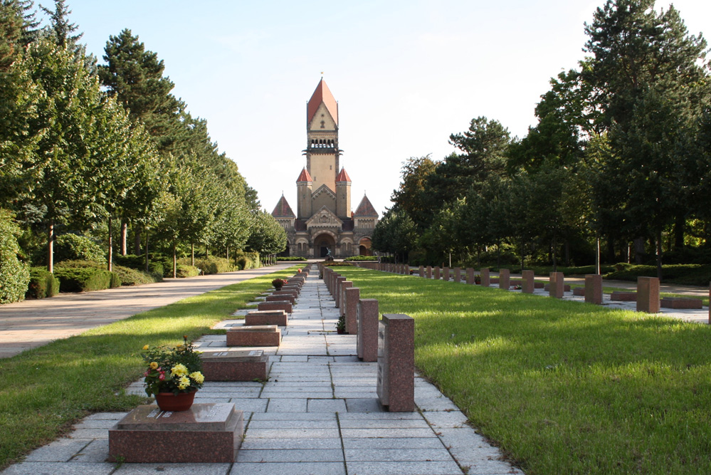 Die Funktionärsgräber im "Ehrenhain". Foto: Ralf Julke