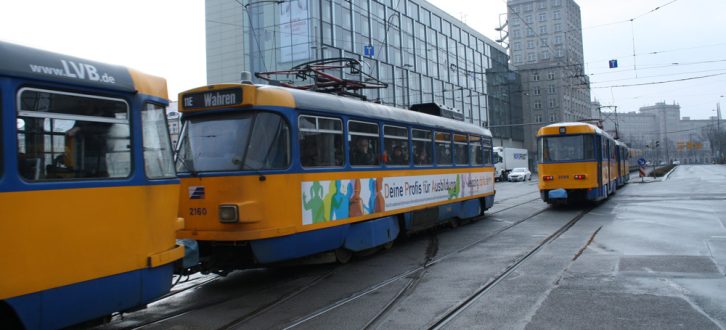 Manchmal sieht Straßenbahn ganz schön alt aus in Leipzig ... Foto: Ralf Julke