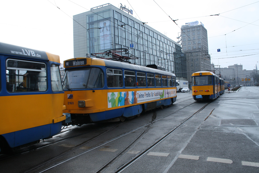 Manchmal sieht Straßenbahn ganz schön alt aus in Leipzig ... Foto: Ralf Julke