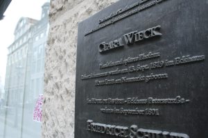 Gedenktafel am Ort, wo Clara Wiecks Geburtshaus stand. Foto: Ralf Julke