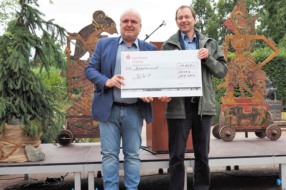 Zoodirektor Prof. Jörg Junhold übergibt Spende an Martin Radday vom WWF. Foto: Zoo Leipzig