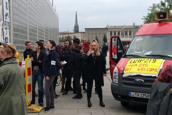 Kurz nach 18 Uhr. Irena Rudolph-Kokot (SPD) von Leipzig nimmt Platz am Mikrofon und mit Daniela Kolbe (links) hat sich auch eine Bundestagsabgeordnete aus der SPD eingefunden. Foto: L-IZ.de