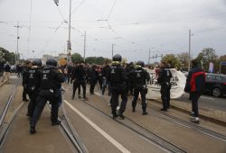 Gegendemonstranten werden von Polizei zurückgehalten. Foto: L-IZ.de