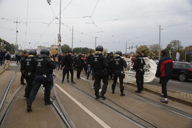 Gegendemonstranten werden von Polizei zurückgehalten. Foto: L-IZ.de