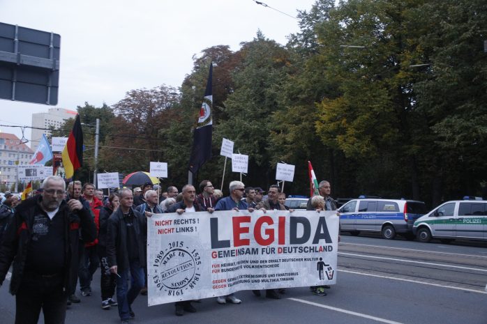 Legida läuft so vor sich hin - Jung muss weg, Medien müssen weg, Merkel muss weg, Abschieben, Abschieben - alle müssen weg, irgendwie. Foto: L-IZ.de