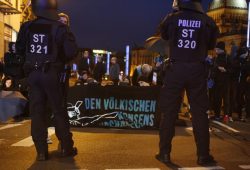 Der Gegenprotest sieht sich mit der Polizei konfrontiert und wird gherade (kurz nach 20 Uhr) an der Harkortstraße geräumt. Foto: L-IZ.de