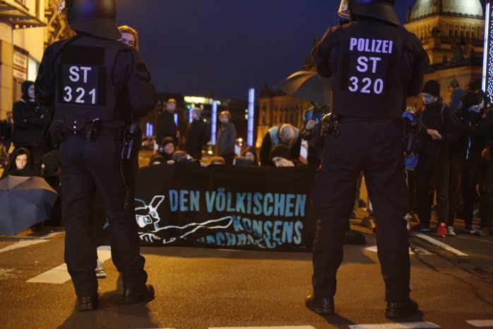 Der Gegenprotest sieht sich mit der Polizei konfrontiert und wird gherade (kurz nach 20 Uhr) an der Harkortstraße geräumt. Foto: L-IZ.de