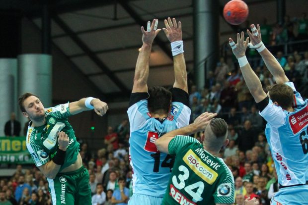 Andreas Rojewski überwindet die Hannoveraner Abwehr. Foto: Jan Kaefer