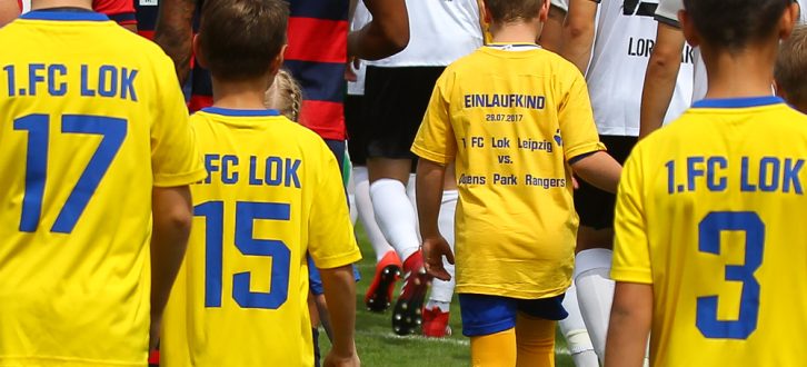 Einlaufkinder beim 1. FC Lok Leipzig. Foto: Jan Kaefer