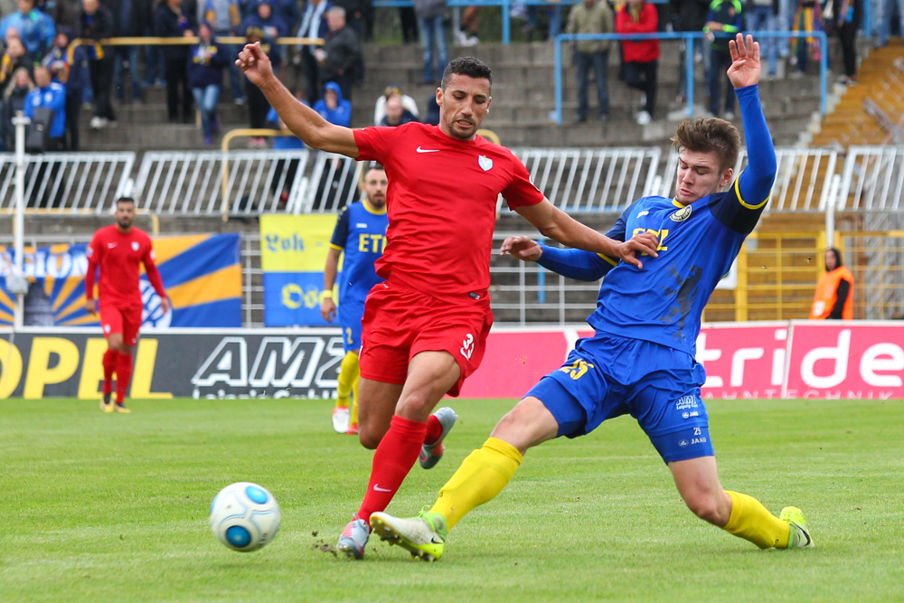 Marco Karim Benyamina (li.) - hier im Zweikampf mit Peter Misch - sorgte für den einzigen Treffer des Spiels. Foto: Jan Kaefer