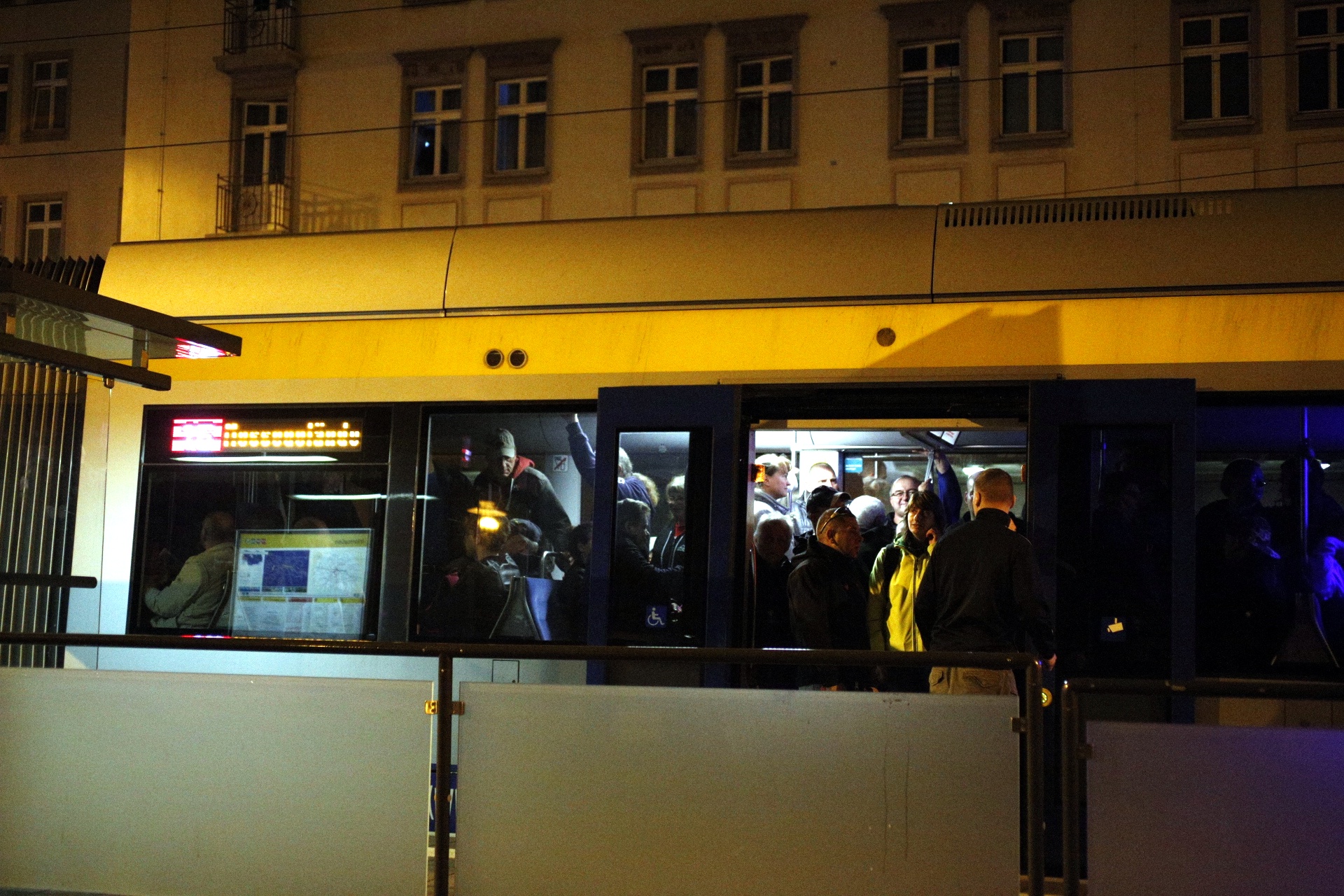 Legida benutzt die Bimmel und die Polizei fährt mit. Alle einen gültigen Fahrschein? Foto: L-IZ.de