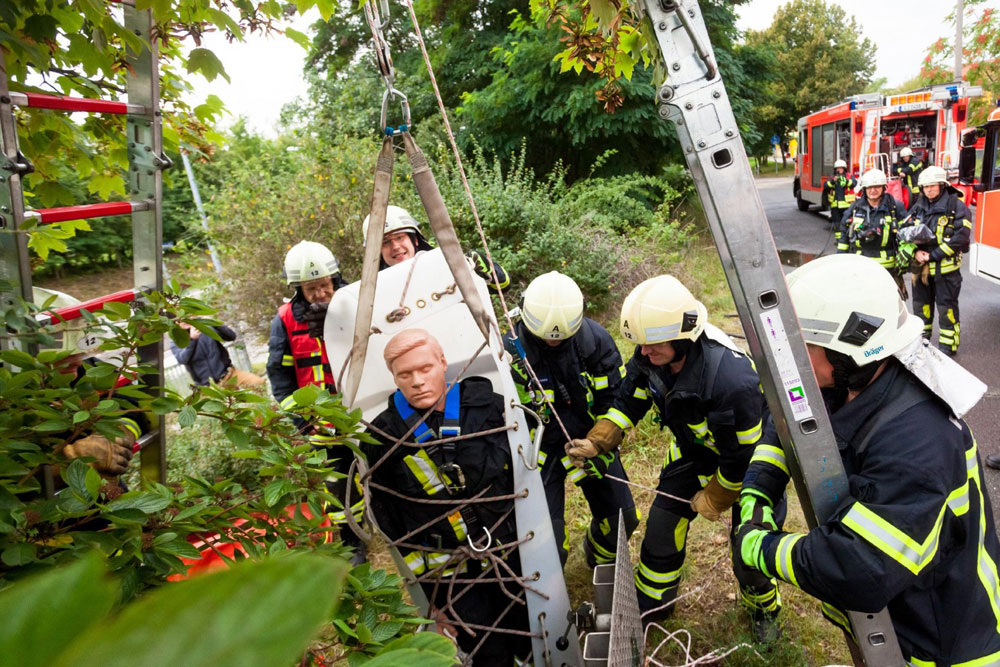 Der Dummy konnte unversehrt gerettet werden. Foto: Leipziger Stadtwerke