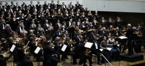 Das Gewandhausorchester und der Gewandhauschor. Foto: Alexander Böhm
