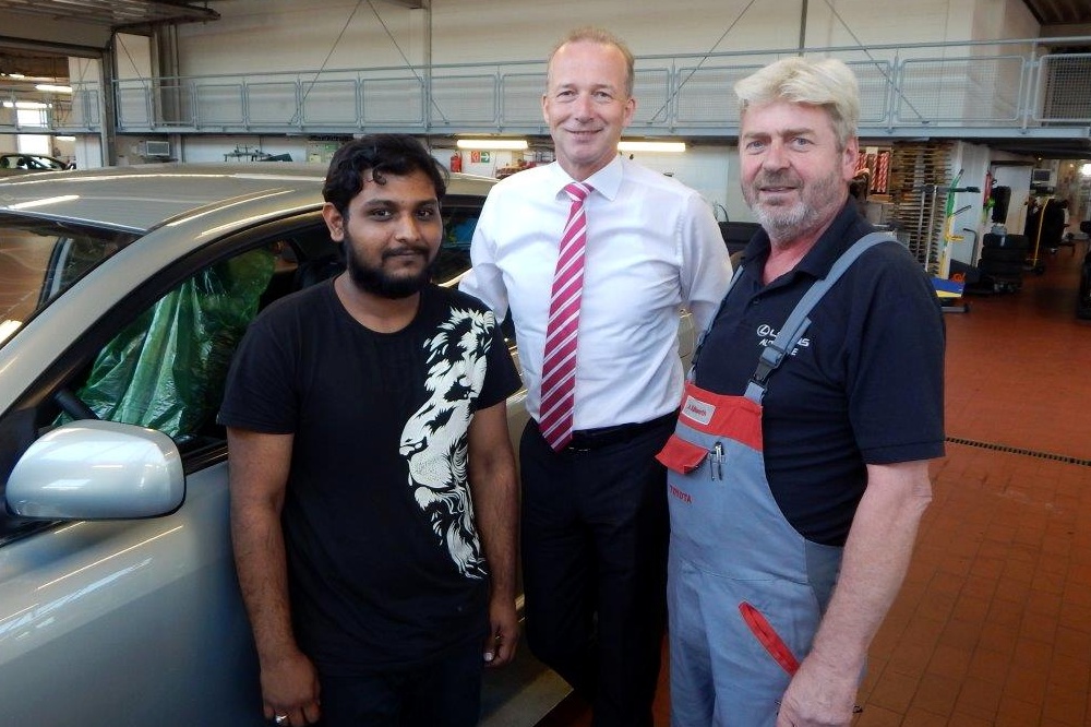 Abgeschoben: Der Lehrling bei Auto Saxe Dhruv Patel. Hier zusammen mit Michael Franz und Mechatronik-Ausbilder Andreas Keilwerth. Foto: Auto Saxe