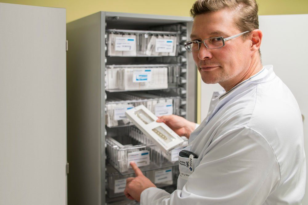 Chefarzt Dr. Jörg Böhme ist zufrieden mit dem neuen Implantat-System. Foto: Klinikum St. Georg