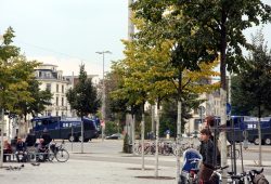 Erst eins, dann zwei ... Drei Wasserwerfer hat die Polizei heute mindestens mitgebracht. Foto: L-IZ.de