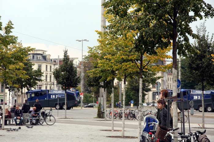 Erst eins, dann zwei ... Drei Wasserwerfer hat die Polizei heute mindestens mitgebracht. Foto: L-IZ.de