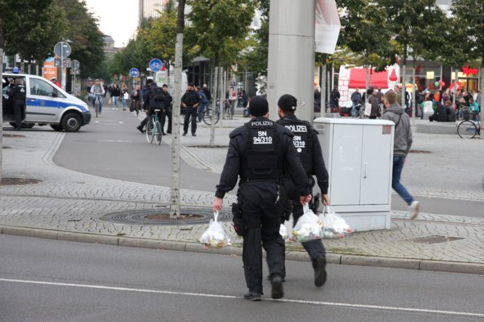 Essen fassen bei der Einsatzpolizei gegen 17:20 Uhr. Foto: L-IZ.de