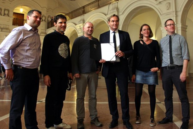 Herrenrunde mit Dame gegen die Sperrstunde. Links von OBM Jung, Christoph Zenker (SPD), Alexander Loth (IfZ), Steffen Kache (Distillery). Rechts vom OBM Juliane Nagel (Linke) und Norman Volger (Grüne). Foto: L-IZ.de