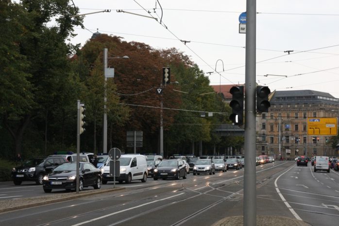 Keine Dreierreihe - die Polizei spielt Standstreifen auf dem inneren Goerdelerring. Foto: L-IZ.de