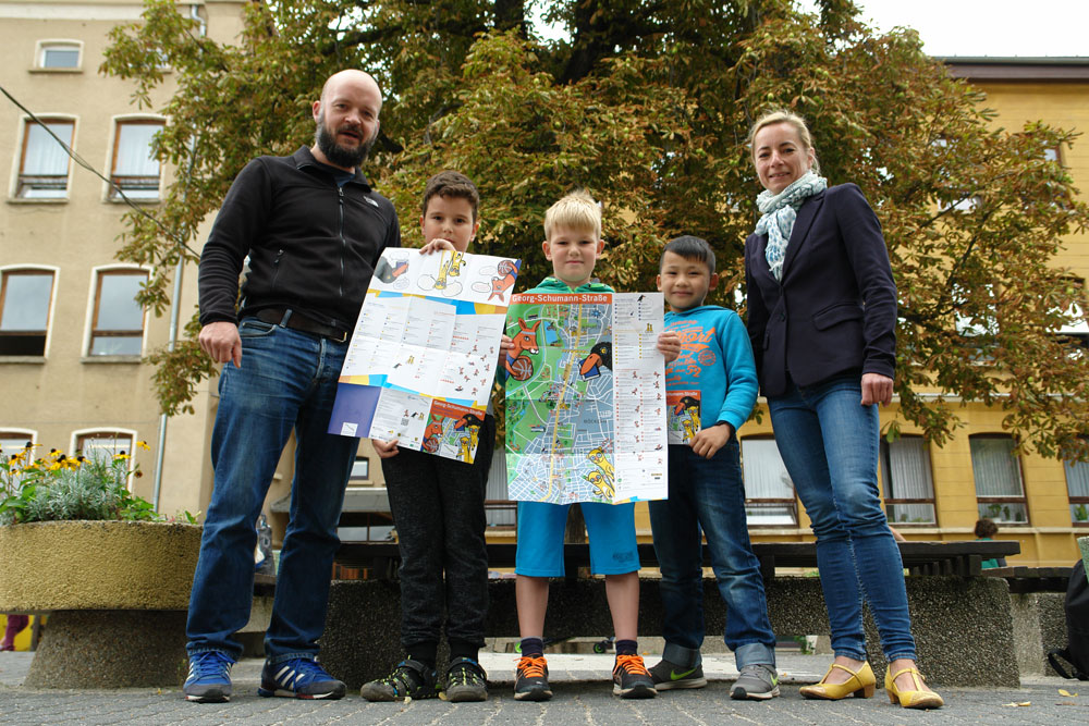 Übergabe des Kinderstadtplans an die Kinder der Geschwister-Scholl-Grundschule durch Christian Gundlach (Kinderbüro) und Talina Rinke (Magistralenmanagement). Foto: Stadt Leipzig