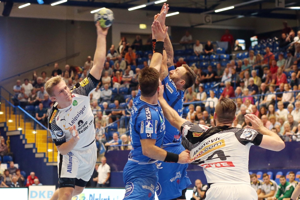 Franz Semper steigt zum Wurf hoch. Foto: TBV Lemgo/ Paul Cohen