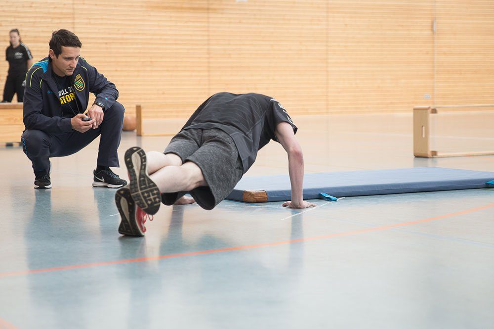 Markus Hirsch mit einem Bewerber. Foto: Polizei Sachsen