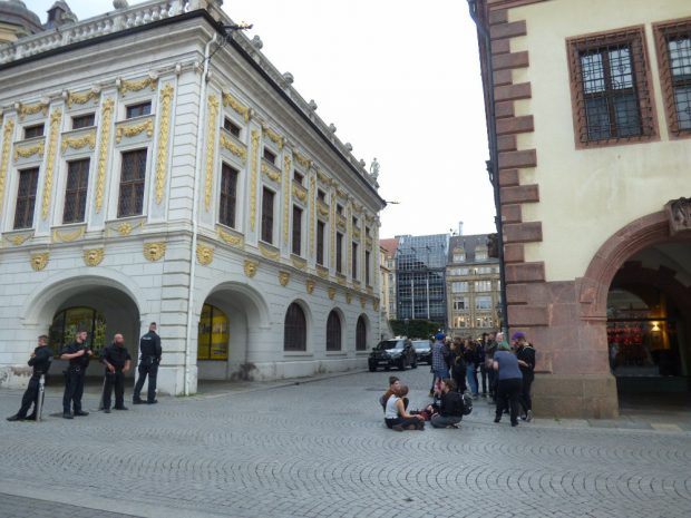 Die Spontanversammlung fand an der Ecke zum Alten Rathaus statt. Foto: Lucas Böhme