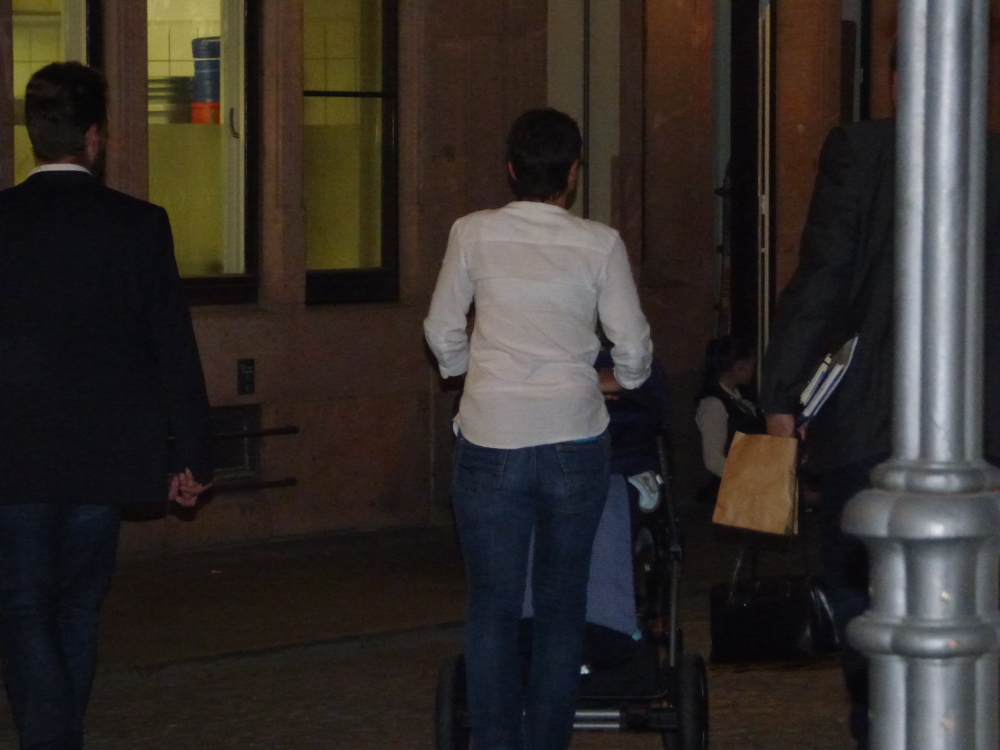 Kurz nach 22 Uhr: Frauke Petry verlässt den Ort in Begleitung. Foto: Lucas Böhme