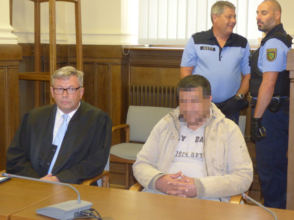Faouzi A. (37) vor der Urteilsverkündung mit seinem Verteidiger Malte Heise. Foto: Lucas Böhme
