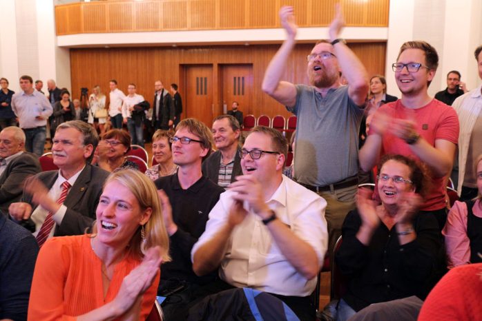 Sören Pellmann (mitte) zieht tatsächlich mit rund 1.200 Stimmen Vorsprung vor Thomas Feist im Wahlkreis 153 in den nächsten Bundestag ein. Wahlkampfmanager Bednarsky kanns lange nicht fassen. Foto: L-IZ.de
