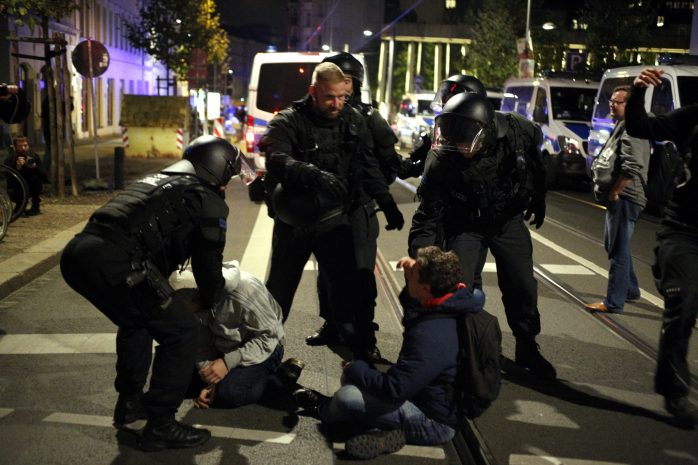 Polizei räumt eine Miniblockade. Foto: L-IZ.de