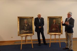 Hartwig Eickhoff und Dr. Volker Rodekamp bei der Übergabe der Gemälde. Foto: SGM