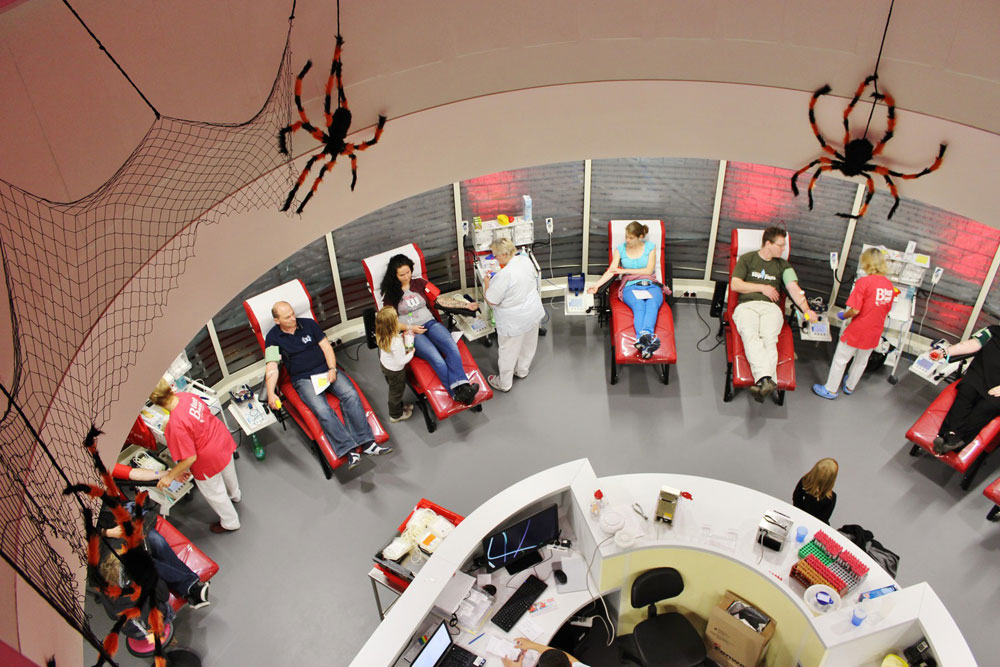 Erfolgreicher UKL-Event: Zahlreiche unerschrockene Blutspender ließen sich bereits im Rahmen vergangener Vampirnächte Blut „abzapfen“. Foto: Corinna Schulze