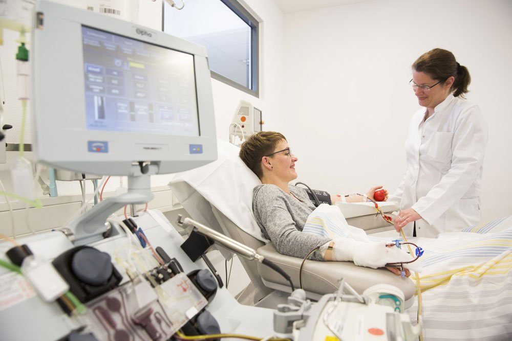 Frau Dr. Claudia Lehmann, Leiterin der Stammzellspenderdatei am UKL bei einer Spenderin. Foto: Stefan Straube (UKL)