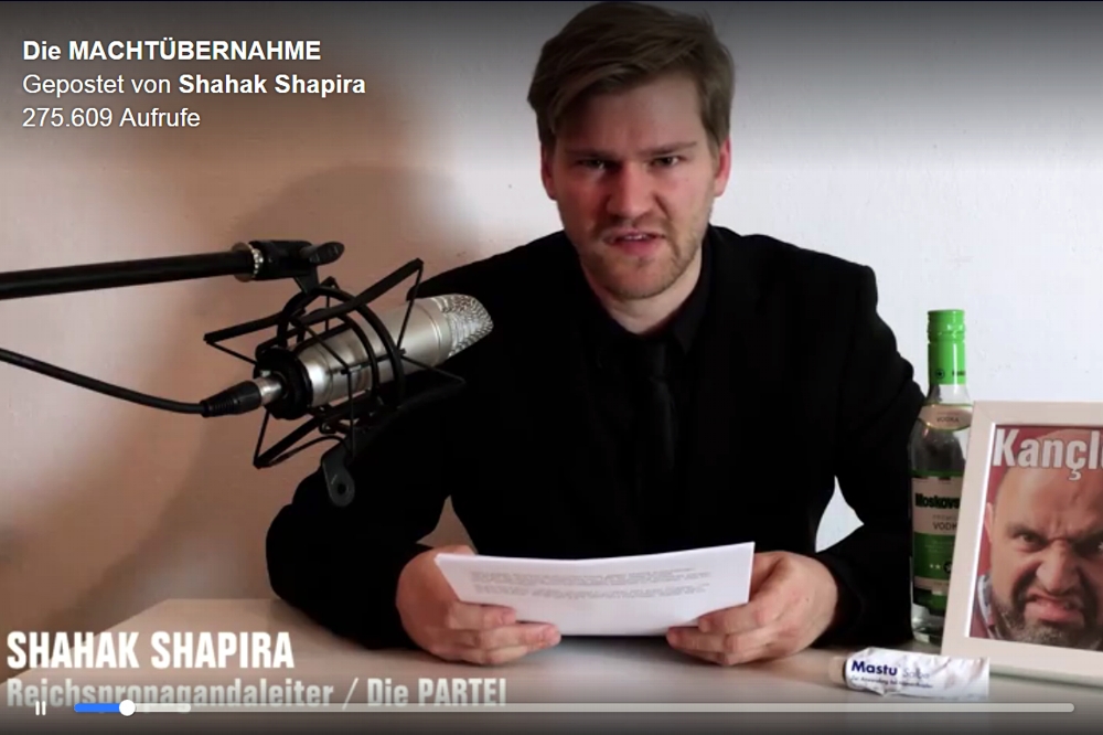 Videoscreen des Videos zur "Machtübernahme" der Partei Die PARTEI bei Facebook